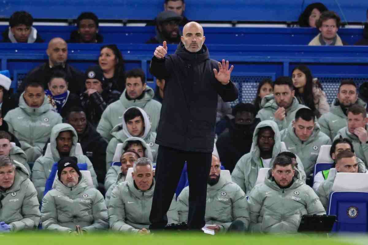 Enzo Maresca dirige la squadra da bordo campo