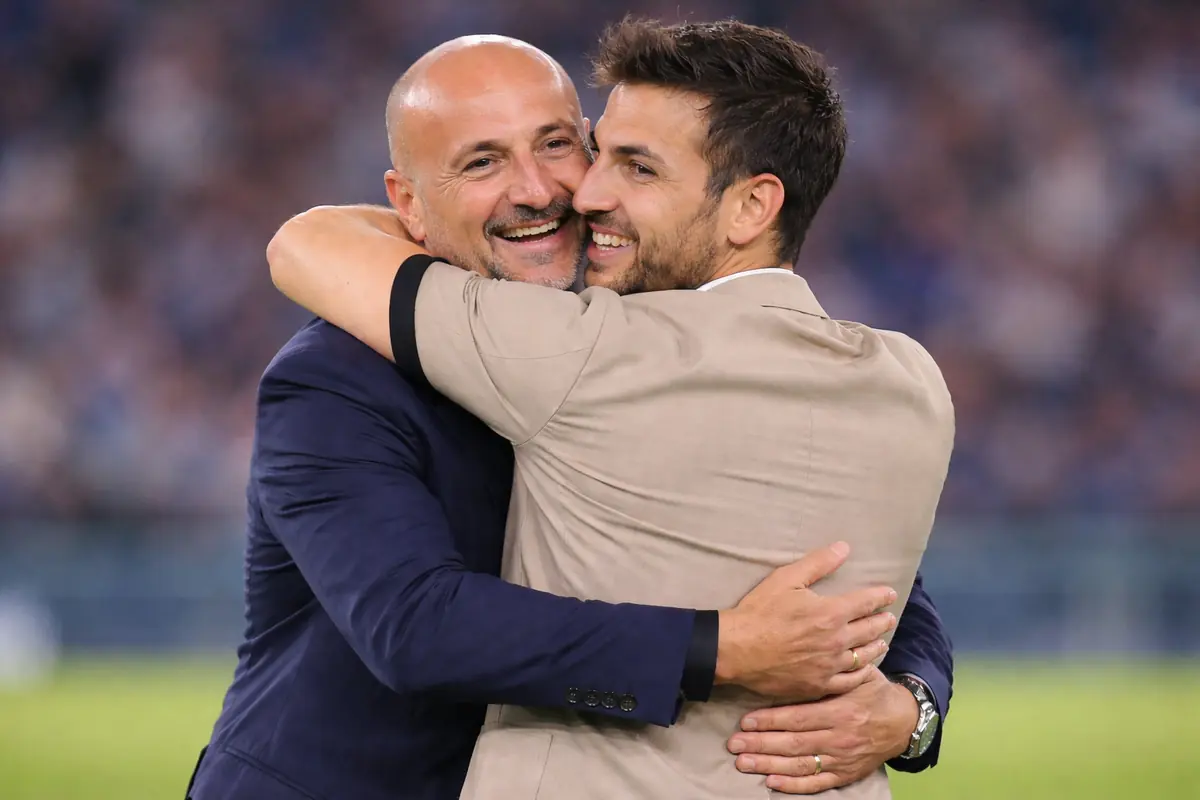 Ausilio abbraccia Fabregas