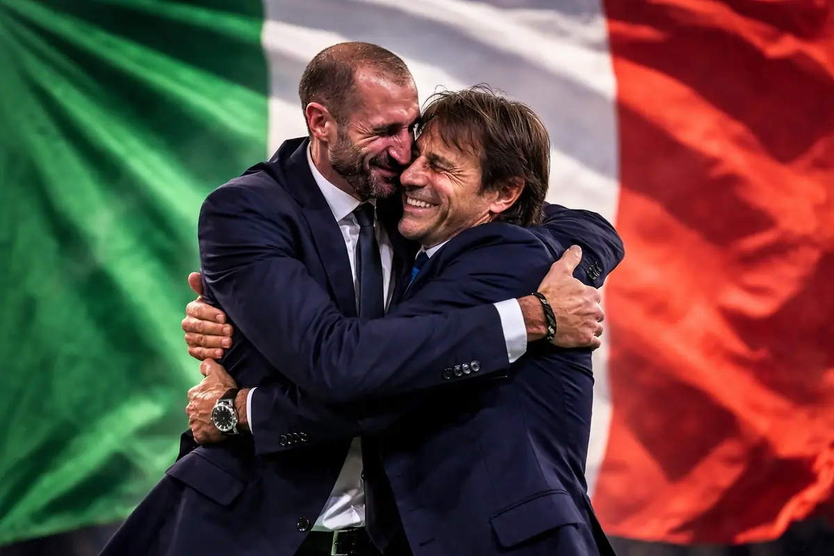 Abbraccio tra Chiellini e Conte