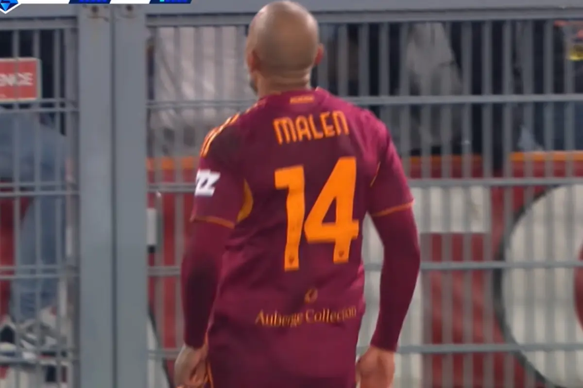 L'esultanza di Malen dopo il gol contro la Juve